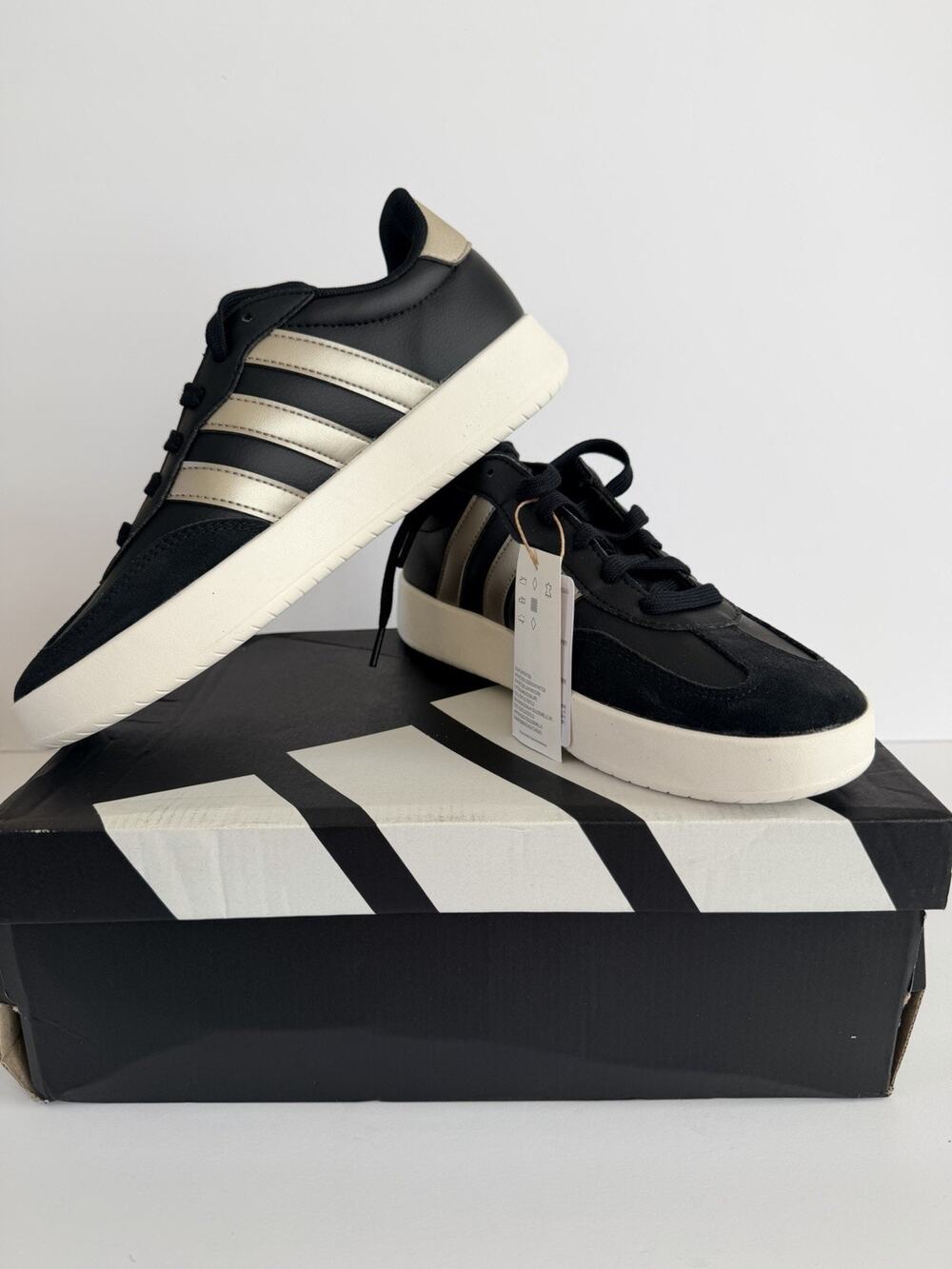 adidas Barreda Women’s US 9.5 Low Top Sneakers Black/Beige/White JI4906